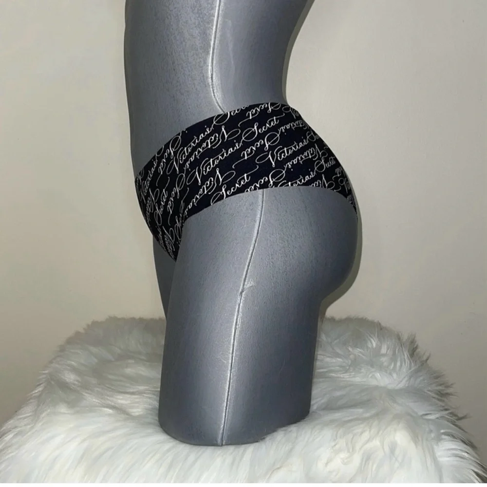 VICTORIAS SECRET NO-SHOW SEAMLESS CHEEKY PANTY UNDERWEAR. NWT